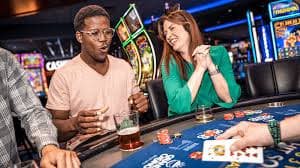 Dealer profesional Texas Hold'em Bonus di studio coklat777 dengan multi-kamera HD